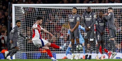 Rice sfida le leggi della fisica su punizione: l'Arsenal travolge il Real, per Ancelotti ora è durissima