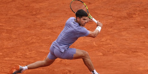 Alcaraz, ancora troppi errori: però batte Davidovich Fokina e vola in finale a Montecarlo