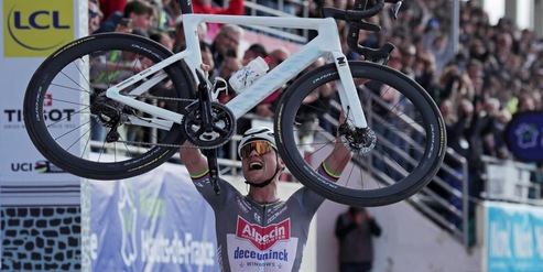 Parigi-Roubaix, una classica e due giganti. Trionfa di nuovo Van der Poel, ma Pogacar regala emozioni