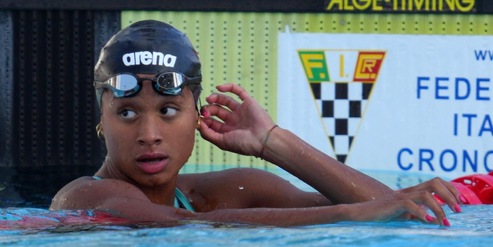 Sara Curtis, il talento del nuoto azzurro e i complimenti della Pellegrini