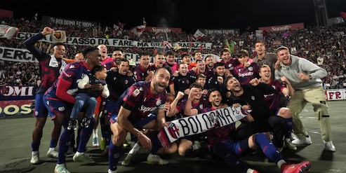 Bologna, è festa grande con i tifosi in campo: tutti in delirio per la finale