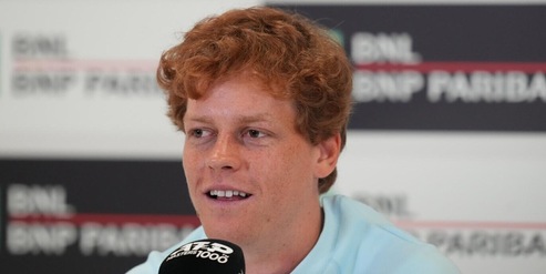 Sinner e la frase su Papa Leone XIV in conferenza: “Palleggiare con lui? Così però…”