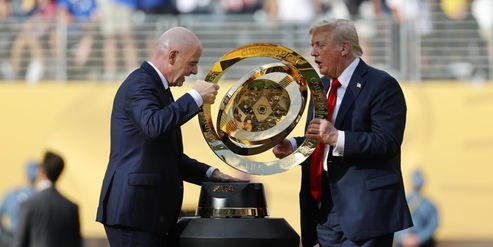 L'ultima gaffe della Fifa: Chelsea beffato da Infantino che lascia il trofeo a Trump