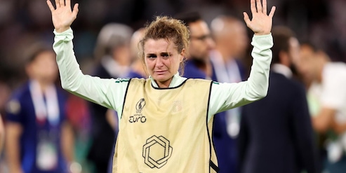 Italia femminile, le lacrime di Girelli e delle altre azzurre in campo dopo la sconfitta con l'Inghilterra