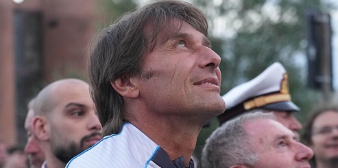 Napoli, la grande festa per Conte: fuochi d'artificio e messaggi