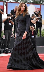 Julia Roberts regina di stile a Venezia 82: le foto dal red carpet