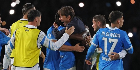 Napoli-Inter 3-1, Conte batte Chivu nel 'folle' big match del Maradona e si prende la vetta