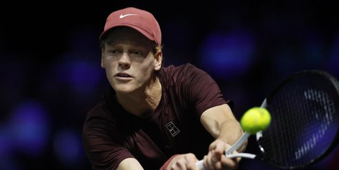 Sinner trionfa a Parigi con Auger-Aliassime e torna numero uno