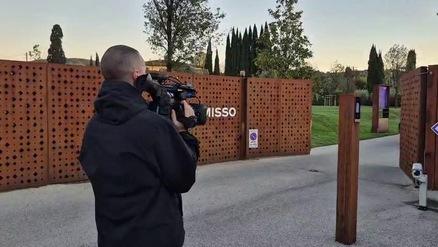 I giocatori della Fiorentina escono dal Viola Park: volti scuri, nessuna parola