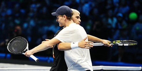 Sinner e Alcaraz, che show l'allenamento insieme alle Atp Finals: l'abbraccio da brividi tra i due rivali