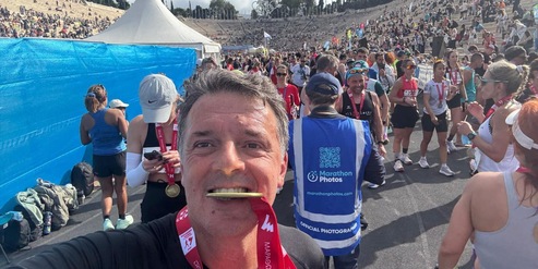 Matteo Renzi corre la maratona di Atene. Orgoglio e lacrime per il suo risultato