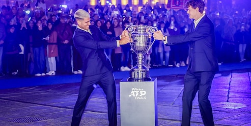 Sinner e la beffa della consegna della coppa da numero uno a Alcaraz: l’orario fa discutere