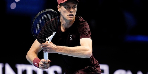 Troppo Sinner per De Minaur, Jannik vola in finale a Torino battendo in due set l'australiano