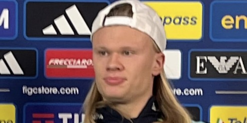 Haaland in diretta col cappello snobba Pio Esposito e il Milan: "Non lo conosco e a San Siro ricordo i Coldplay..."