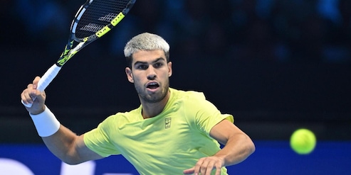 Atp Finals, Alcaraz sfiderà Sinner: lo spagnolo batte Auger-Aliassime in due set e vola in finale