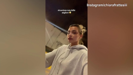 Chiara Frattesi in bicicletta sul lungomare di Napoli