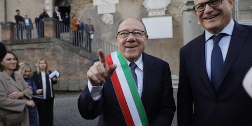 Verdone sindaco di Roma per un giorno: per il compleanno c'è la fascia tricolore di Gualtieri