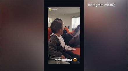 Tenerezza Balotelli: l'attaccante legge una fiaba al nipote