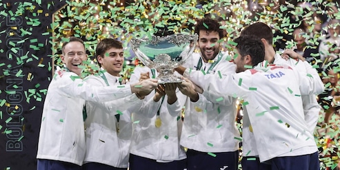 L'Italia alza al cielo la Coppa Davis: l'emozione di Berrettini e Cobolli