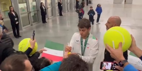 Cobolli e gli altri azzurri: che festa con i tifosi per la vittoria della Davis