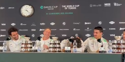 Cobolli scoppia a ridere e i compagni lo prendono in giro: "Sei ubriaco..."