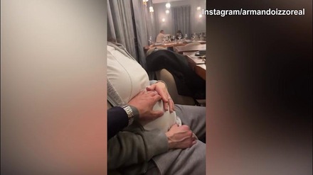 Izzo accarezza il pancino della "sua" Raffaella