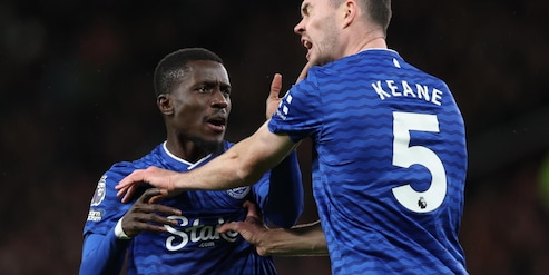 Gueye, ma cosa fai? Folle schiaffo al compagno di squadra Keane durante United-Everton ed espulsione!