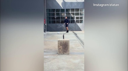 Ibra, che precisione! Lo svedese centra la bottiglia in pieno...