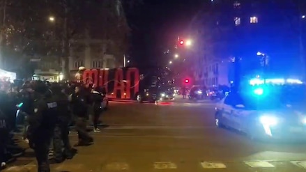 L'arrivo allo stadio dei pullman di Torino e Milan