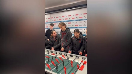 Modric, che sfida a biliardino coi giovani rossoneri