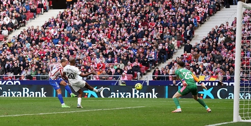 Liga, Griezmann trascina l'Atletico Madrid: Valencia ko 2-1, Simeone ritrova la vittoria