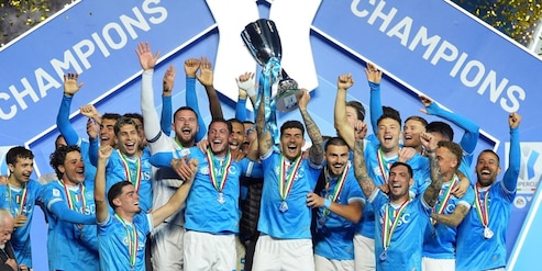 Delirio Neres, il Napoli vince la Supercoppa a Riyadh: il Bologna si arrende in finale. Conte fa festa in Arabia