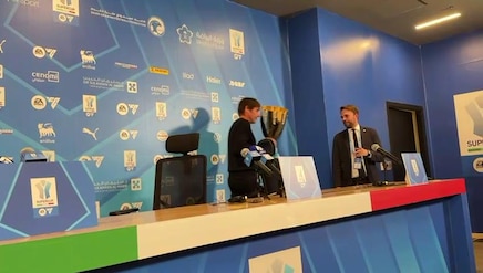 Napoli, quanti selfie per Conte in sala stampa dopo il trionfo in Supercoppa!