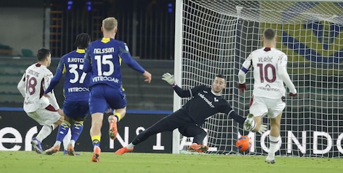 Simeone la sblocca, Casadei e Njie la chiudono: il Torino vince a Verona e aggancia il Sassuolo