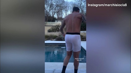 Ahi Marchisio, che freddo! Tuffo nell'acqua gelata...