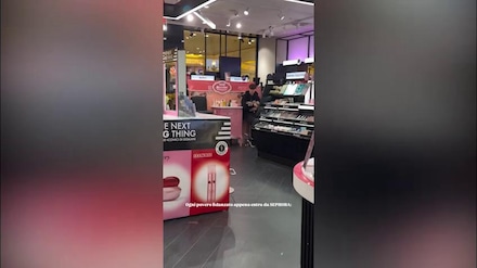 Roma, Pisilli "disperato" in profumeria