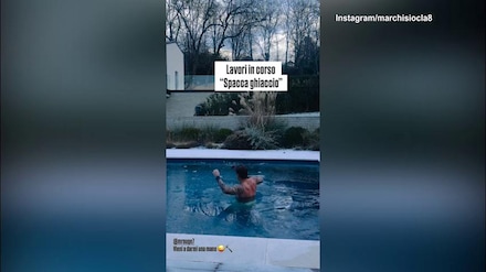 Incredibile Marchisio, immerso nell'acqua gelata a spaccare il ghiaccio