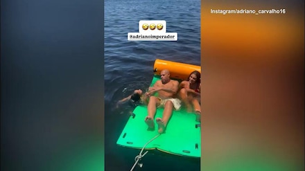 Adriano che disastro in acqua e il figlio se la ride