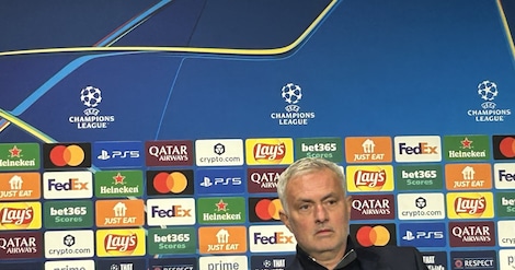 Mourinho a sorpresa in conferenza: "Se allenerei la Juve? Certo". Poi la stoccata ai giovani allenatori: "Chi è senza esperienza..."