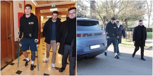 Napoli, Di Lorenzo scuro in volto e con le stampelle per l'infortunio al ginocchio