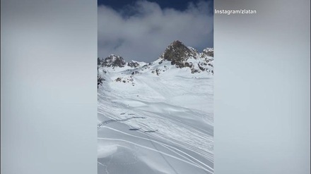 Ibrahimovic in seggiovia con lo snowboard