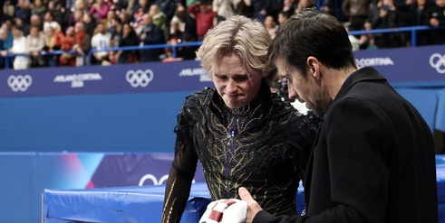 Malinin e quel gesto del padre allenatore che fa infuriare il web: quanta pressione dai genitori...