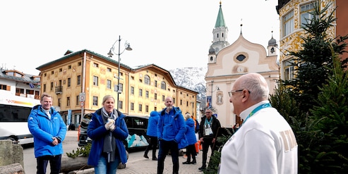 La presidente del CIO Kirsty Coventry visita Casa Italia Cortina