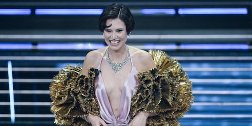 Bianca Balti radiosa, bellissima e...sexy a Sanremo: l'abito incanta l'Ariston