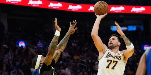 Nba, i Knicks interrompono la striscia degli Spurs. Doncic e LeBron trascinano i Lakers