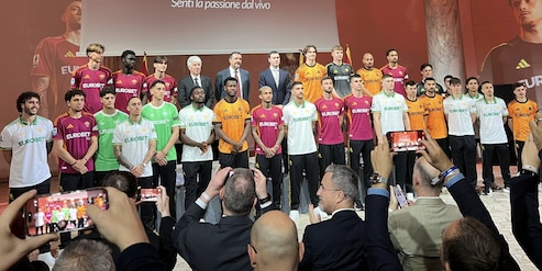 La Roma presenta il nuovo main sponsor sulle maglie: quanto vale l'accordo triennale FOTO