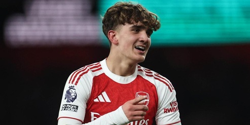 Premier League, l'Arsenal vince con il 2009 da record Dowman. Pari City, Chelsea ko