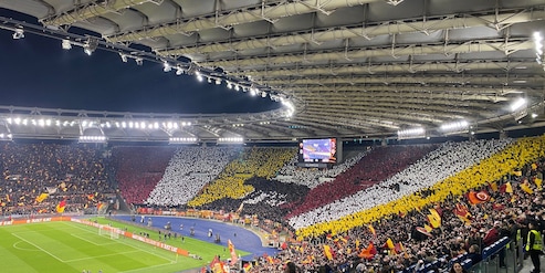 L'Olimpico è uno spettacolo: la coreografia dei tifosi per Roma-Bologna è da applausi