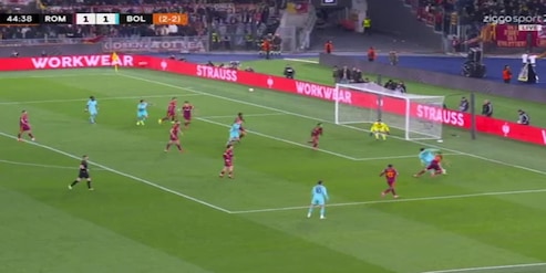 El Shaarawy atterra Zortea, l'arbitro non ha dubbi: la sequenza del rigore in Roma-Bologna