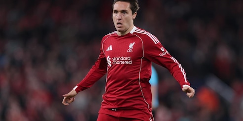 Chiesa torna disponibile per il Liverpool: è bufera sui social dopo le parole di Slot